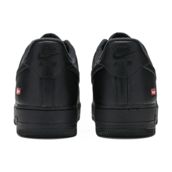 Czarne buty Air Force z charakterystycznymi detalami Supreme, łączące klasyczny design z nowoczesnym stylem.