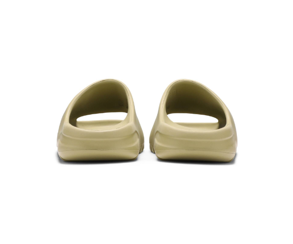 Yeezy Slide Resin Yeezy Slide Resin w odcieniu Resin, wykonane z pianki EVA dla wygody.