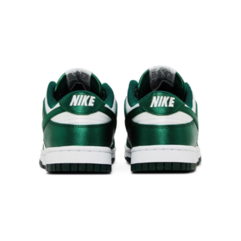 Dunk Low Satin Green z satynowym wykończeniem w odcieniach zieleni, łączące klasyczny design z elegancją.