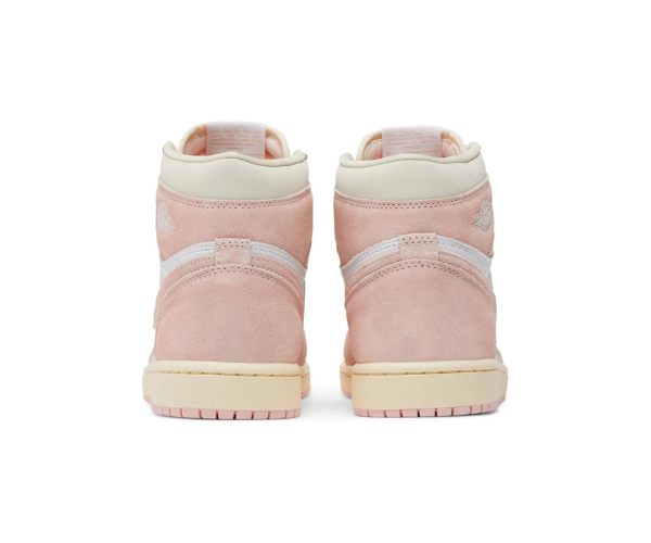 Jordan High Washed Pink Jordan High Washed Pink w subtelnej pastelowej różowej kolorystyce, łączące sportową elegancję z kobiecym stylem.