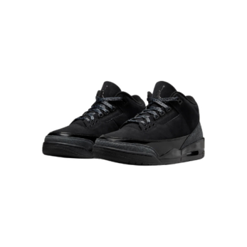 Buty Jordan 3 Black Cat – czarne sneakersy z teksturowaną skórą i amortyzacją Air, widok z boku. Te sneakersy to doskonałe połączenie klasycznej sylwetki z nowoczesnym minimalizmem.