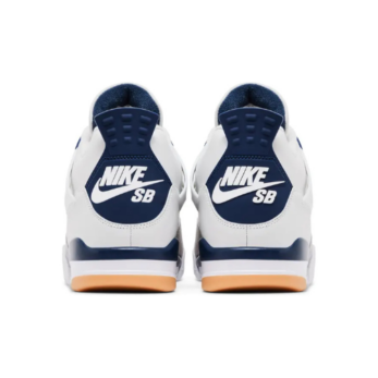 Nike SB x Air Jordan 4 Retro SP Navy – granatowe sneakersy z białą podeszwą i czerwonymi akcentami, stworzone z myślą o skate’ach i fanach Jordana.