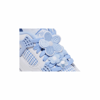 Buty Jordan 4 Forget Me Not w pastelowych kolorach – zamszowa cholewka i klasyczny design retro.